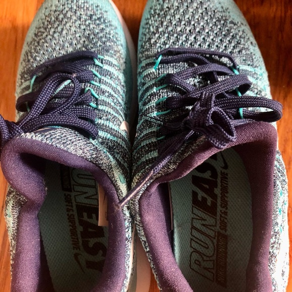 Nike flyknit running sneakers. - Picture 3 of 4